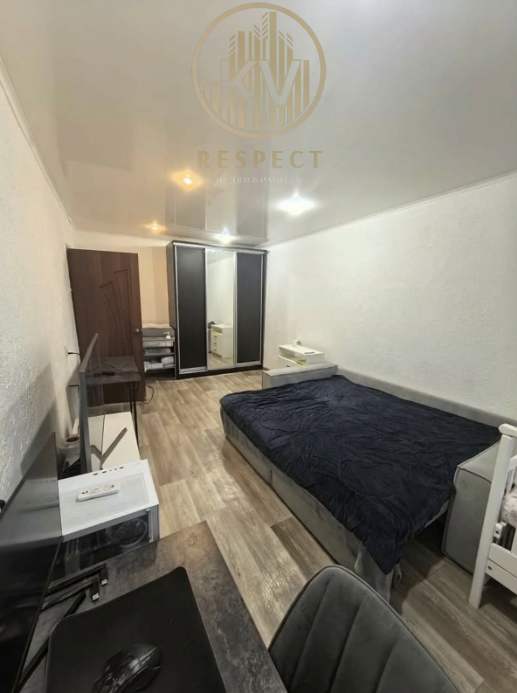 b_убери_подушки_с_кров