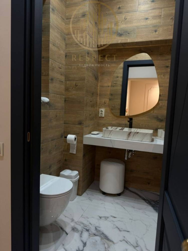 photo_5226865446097720214_y