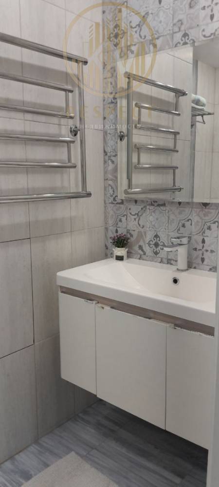 photo_5294079858919020953_y