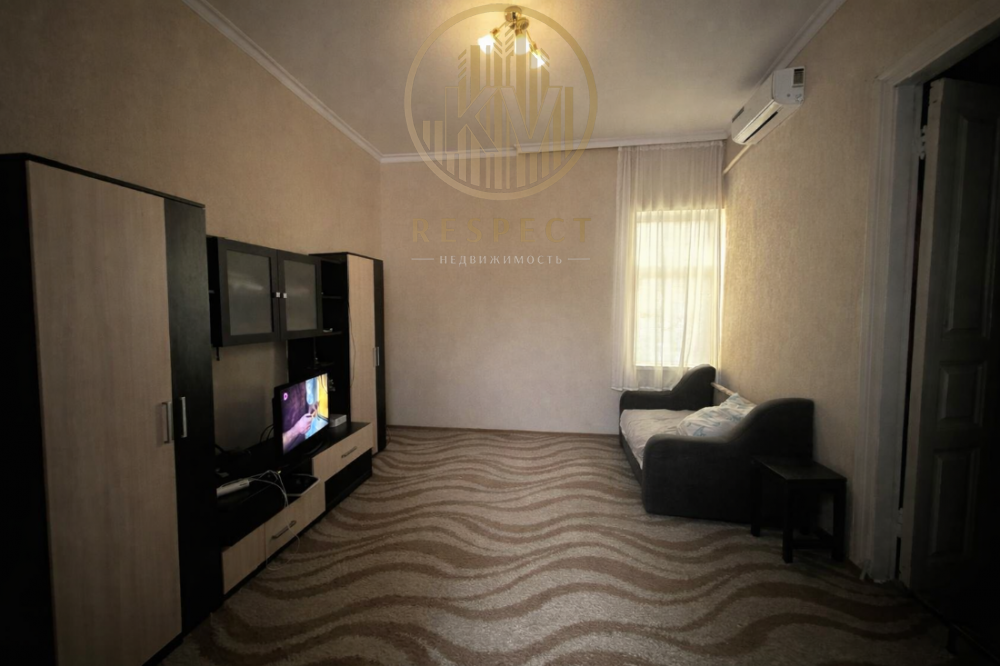 гостинная с тумбой и диваном