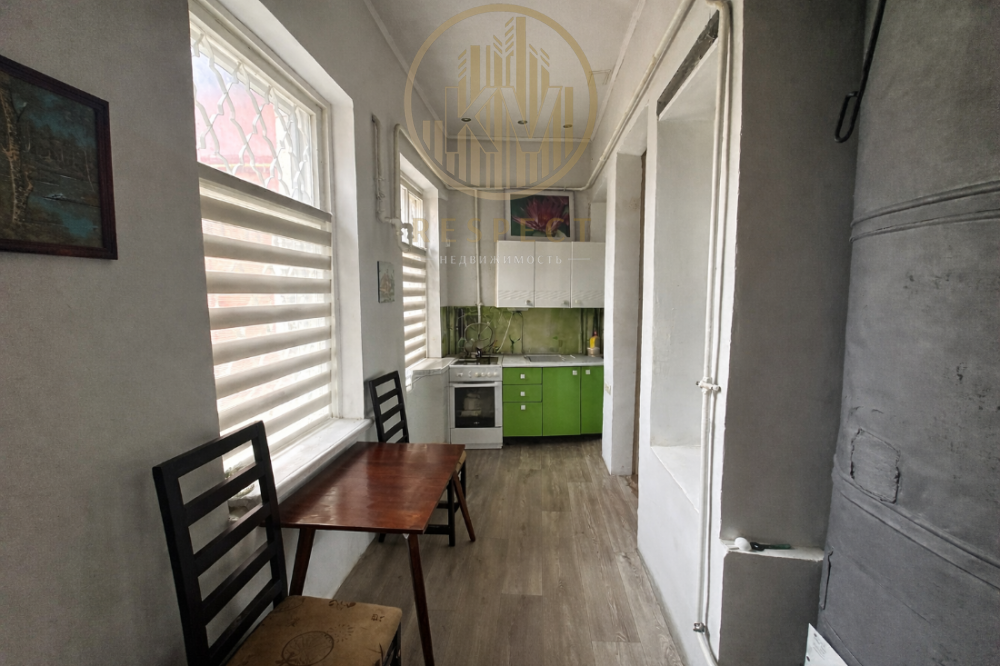 пустая кухня с простыми мебелью